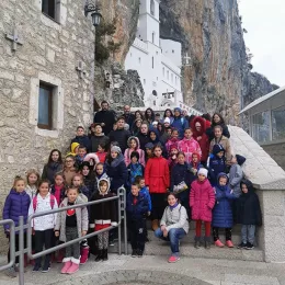 Дјеца школе вјеронауке, при храму Светог Василија Острошког, из Никшића посјетила Острошку светињу