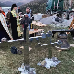 Освештани крстови и звона за храм Светог Николе у Главацама код Берана