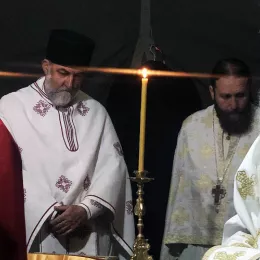 У храму Светог Нектарија Егинског, који се гради у Никшићу, одслужена прва Света Литургија