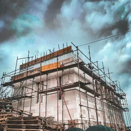 У храму Светог Нектарија Егинског, који се гради у Никшићу, одслужена прва Света Литургија