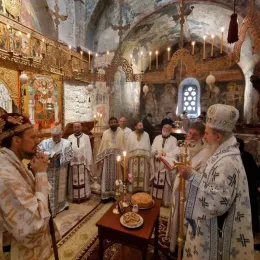 Владике Димитрије и Теодосије служили литургију у Пећкој патријаршији – Граду Требињу указана част да буде домаћин славе