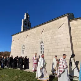 Епископ Методије, на празник Светог апостола Матеја, служио Литургију у Вилусима 