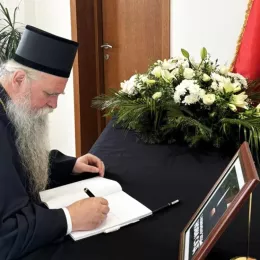 Митрополит Јоаникије се уписао у књигу жалости у Амбасади Србије у Подгорици
