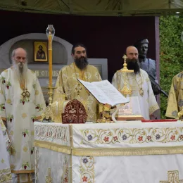 СВЕТА АРХИЈЕРЕЈСКА ЛИТУРГИЈА У БАЗИ 63. ПАДОБРАНСКЕ БРИГАДЕ