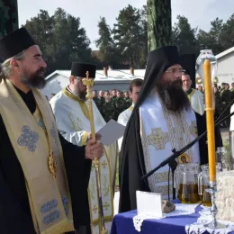 СВЕТА АРХИЈЕРЕЈСКА ЛИТУРГИЈА У БАЗИ 63. ПАДОБРАНСКЕ БРИГАДЕ