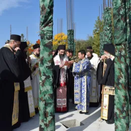 СВЕТА АРХИЈЕРЕЈСКА ЛИТУРГИЈА У БАЗИ 63. ПАДОБРАНСКЕ БРИГАДЕ