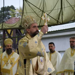 СВЕТА АРХИЈЕРЕЈСКА ЛИТУРГИЈА У БАЗИ 63. ПАДОБРАНСКЕ БРИГАДЕ