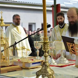 СВЕТА АРХИЈЕРЕЈСКА ЛИТУРГИЈА У БАЗИ 63. ПАДОБРАНСКЕ БРИГАДЕ