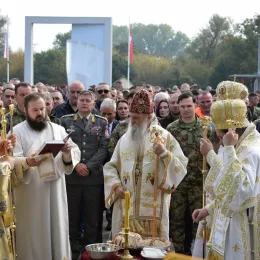 СВЕТА АРХИЈЕРЕЈСКА ЛИТУРГИЈА У БАЗИ 63. ПАДОБРАНСКЕ БРИГАДЕ
