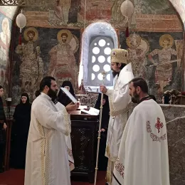 Епископ Пајсије богослужио у Ставропигијалном Манастиру Пећка Патријаршија