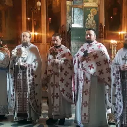 Литургија у манастиру Високи Дечани