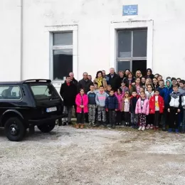 Удружење „Владика Сава Косановић“ Основној школи у Велимљу донирало возило за превоз ученика