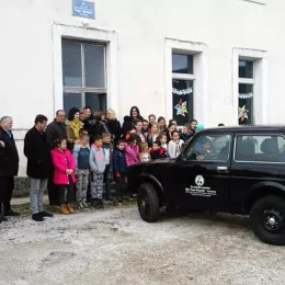 Удружење „Владика Сава Косановић“ Основној школи у Велимљу донирало возило за превоз ученика