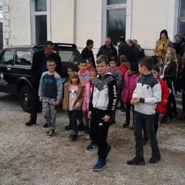 Удружење „Владика Сава Косановић“ Основној школи у Велимљу донирало возило за превоз ученика