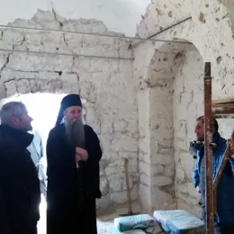 Епископ Јоаникије обишао радове на изградњи цркве у Превишу
