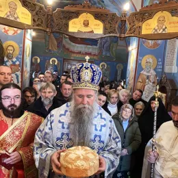 Свету Архијерејску Литургију, на празник Ваведења Пресвете Богородице, у сриједу 4. децембра 2019, служио је Његово Преосвештенство Епископ будимљанско-никшићки Г. Јоаникије са свештенством и монаштвом Епархије.  Сабранима се архипастирском бесједом обратио Преосвећени Епископ Јоаникије, честитајући данашњи велики празник и храмовну славу Манастира.  Владика је казао да су Пресвету Богородицу Њени родитељи примили као дар од Бога, јер су је добили у поодмаклим годинама, и одлучили су да је посвете на службу