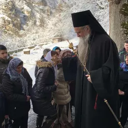 Свету Архијерејску Литургију, на празник Ваведења Пресвете Богородице, у сриједу 4. децембра 2019, служио је Његово Преосвештенство Епископ будимљанско-никшићки Г. Јоаникије са свештенством и монаштвом Епархије.  Сабранима се архипастирском бесједом обратио Преосвећени Епископ Јоаникије, честитајући данашњи велики празник и храмовну славу Манастира.  Владика је казао да су Пресвету Богородицу Њени родитељи примили као дар од Бога, јер су је добили у поодмаклим годинама, и одлучили су да је посвете на службу