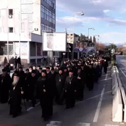 Митрополит Амфилохије и Владике Јоаникије и Методије са свештенством и монаштвом кренули пред Скупштину