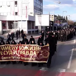 Митрополит Амфилохије и Владике Јоаникије и Методије са свештенством и монаштвом кренули пред Скупштину