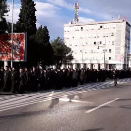 Митрополит Амфилохије и Владике Јоаникије и Методије са свештенством и монаштвом кренули пред Скупштину