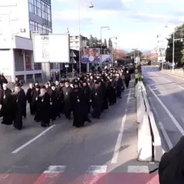 Митрополит Амфилохије и Владике Јоаникије и Методије са свештенством и монаштвом кренули пред Скупштину