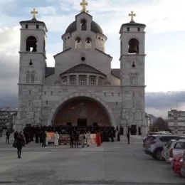 Митрополит Амфилохије и Владике Јоаникије и Методије са свештенством и монаштвом кренули пред Скупштину