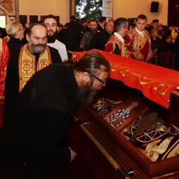 Мошти Светога Василија Острошког остају вечерас у Никшићу, поклонило им се 20 000 вјерника