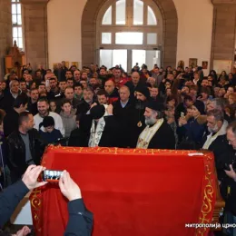 Свети Василије Острошки се из Никшића вратио у Острог (ФОТО)