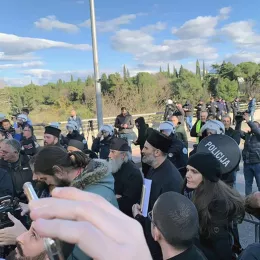 Полиција онемогућила служење молебана за спасење и мир у свијету