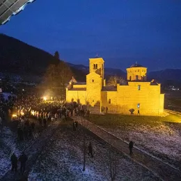 Након величанствене молитвене литије, у манастиру Ђурђеви Ступови служен Молебан