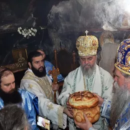 Епископи Јоаникије и Кирило богослужили у Горњем Острогу