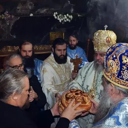 Епископи Јоаникије и Кирило богослужили у Горњем Острогу