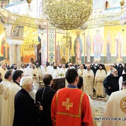 Литургија и четрдесетодневни помен Митрополиту Амфилохију (ВИДЕО)