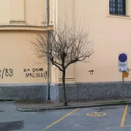 Усташки и неонацистички симболи на храму у Бјеловару