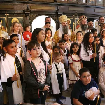 Патријарх Порфирије у Рипњу крстио више десетина младих светосаваца