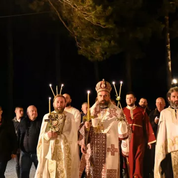 Пасхално јутрење и поноћна Литургија у храму Светог Василија Острошког у Никшићу