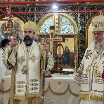 Епископи Методије и Кирило богослужили у храму Преображења Господњег у Загребу