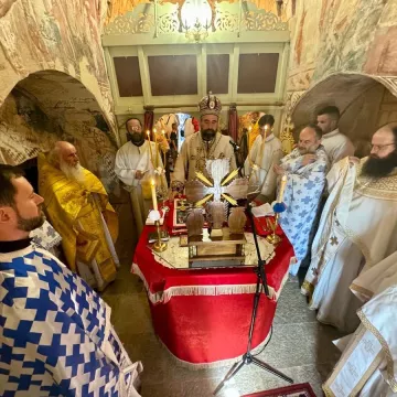 Епископ Методије служио Литургију и освештао споменик Благоју Крушићу у селу Почивале у Бањанима