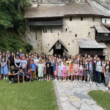Дјеца из школе вјеронауке „Свети Сава“