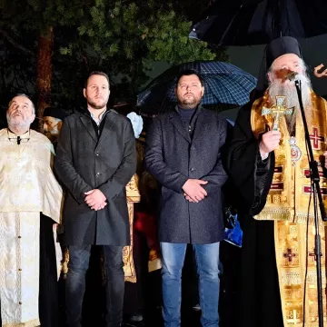 Митрополит Јоаникије освештао бадњаке пред никшићким Саборним храмом