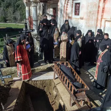 Опело и сахрана новопрестављеног монаха Митрофана Хиландарца