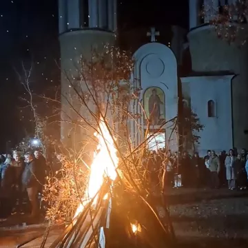 Епископ Методије налагао бадњаке испред Саборног храма у Беранама