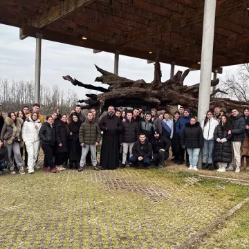 Братство православне омладине Светог Василија посјетило манастир Јасеновац и  Бањалучке светиње