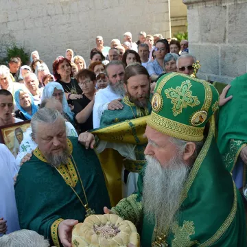 Тројичиндан прослављен у Острогу, богослужио Митрополит Јоаникије