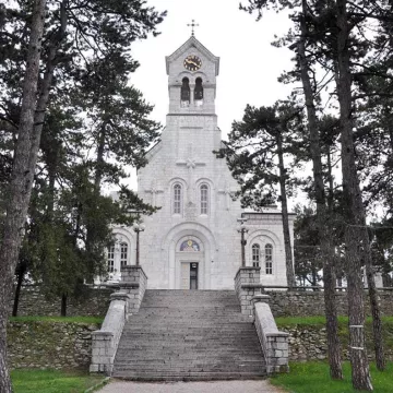 Обијена Саборна црква Светог Василија Острошког