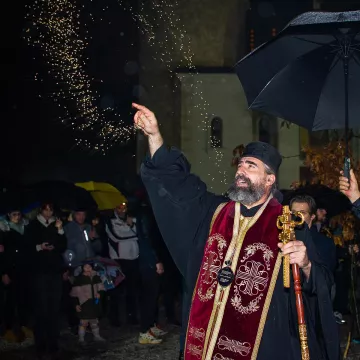 Митроплит Методије налагао бадњаке испред Саборног храма у Беранама