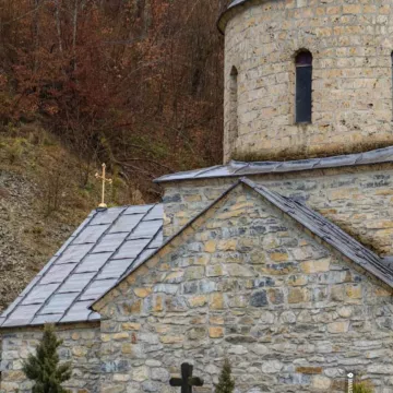 Епископ Методије на празник Педесетнице богослужи у манастиру Мајсторовина