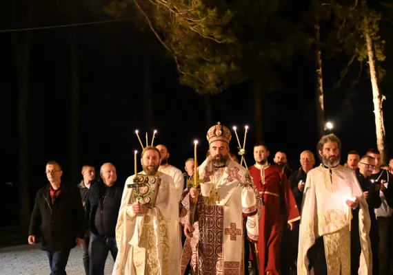 Пасхално јутрење и поноћна Литургија у храму Светог Василија Острошког у Никшићу