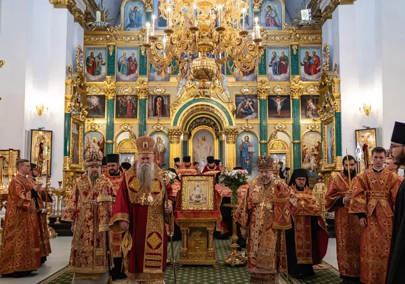 Митрополит Јоаникије са архијерејима Руске цркве богослужио у Нило-столобенском манастиру