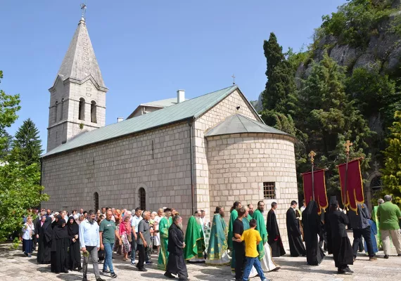 Тројичиндан саборно и молитвено прослављен у Острогу